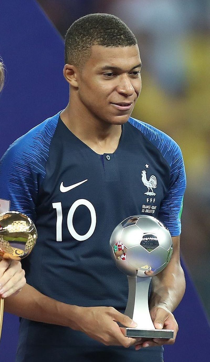 Kylian Mbappé với giải thưởng Cầu thủ trẻ xuất sắc nhất tại World Cup 2018