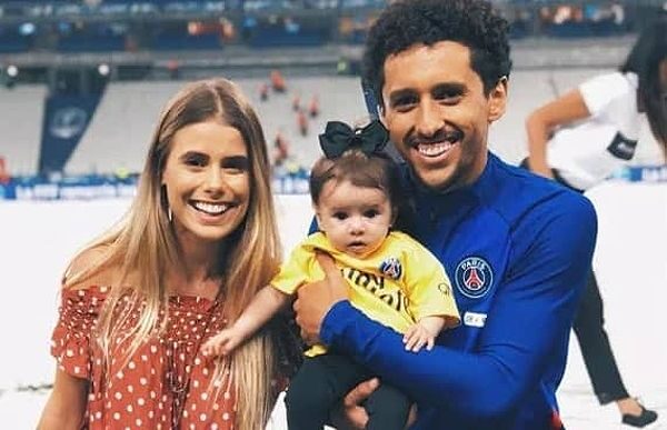 Marquinhos cùng vợ Carol Cabrino và con gái Maria.