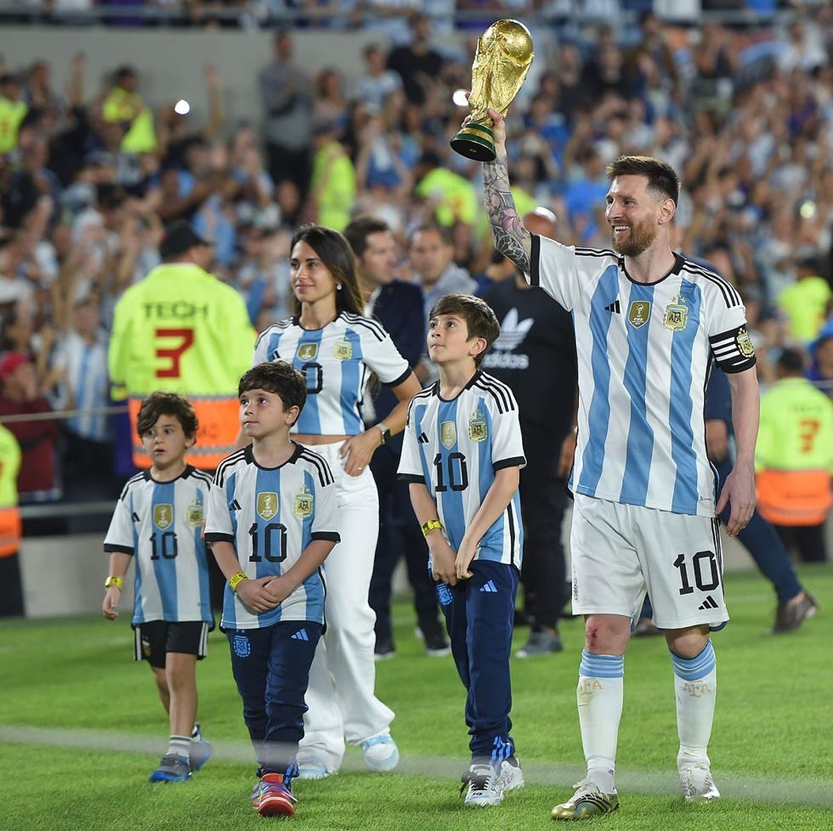 Messi bên vợ và ba con trai