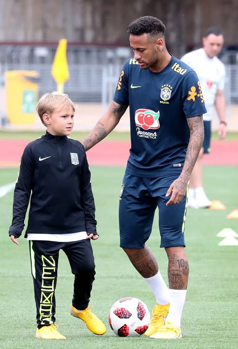 Neymar bên con trai Davi Lucca.