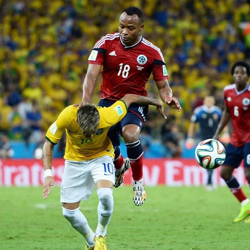 Neymar gặp chấn thương trong trận đấu với Colombia.