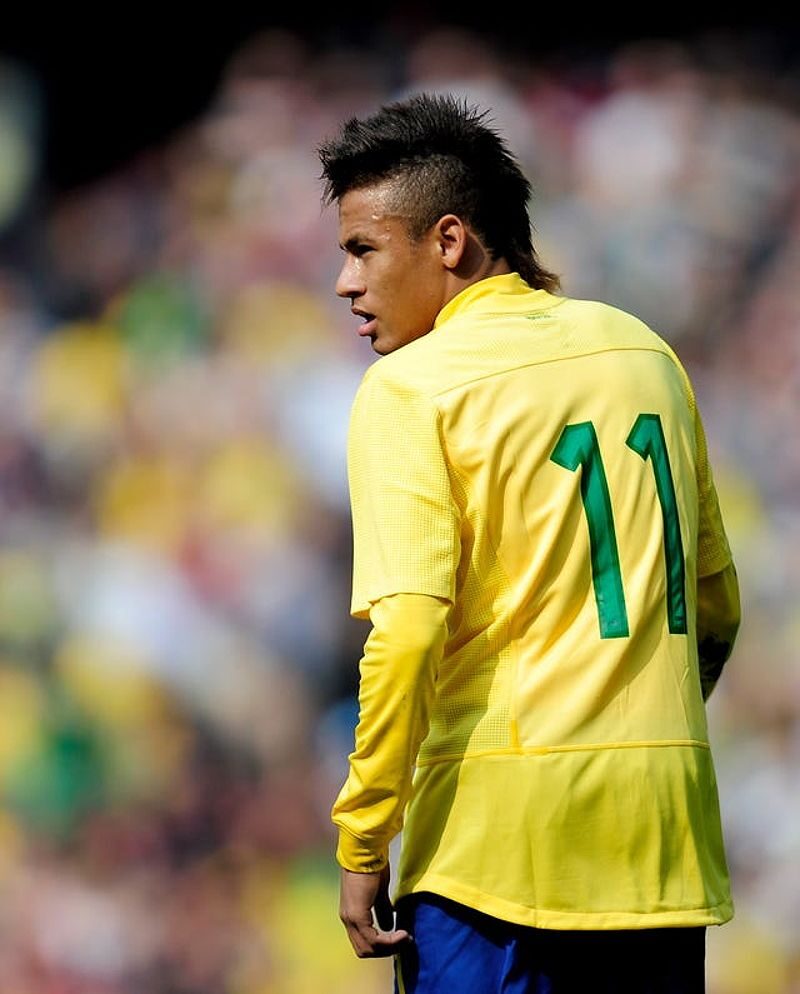 Neymar trong trận giao hữu giữa Scotland và Brazil năm 2011.